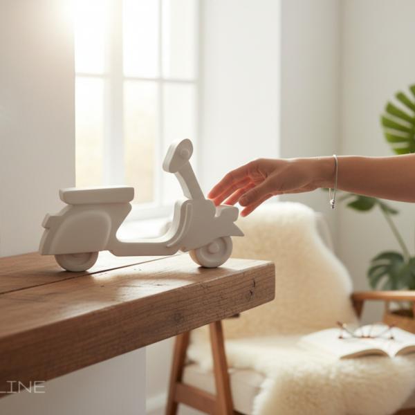 Weißer Raysin Deko Roller dekorativ auf Regal platziert, minimalistisches Wohnambiente